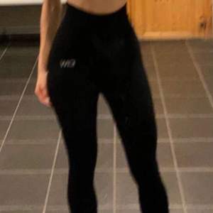 Ett par jättesnygga tights från IcanIwill med scrunch där bak❤️ Märket ”ICIW” har lossnat lite men syns fortfarande. Bara att skriva vid frågor🥰