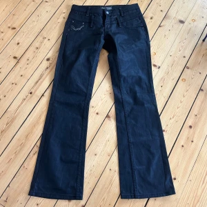 BOOTCUT JEANS - Y2K SVARTA BOOTCUT JEANS ⚪️ Storlek S ⚪️ 82 cm runt midjan ⚪️ Innerbenslängd 85 cm ⚪️  För små för mig, jag är 177 cm och har storlek 29.   Använd gärna köp nu ⚪️