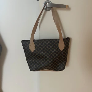 Liten väska - En liten väska från Shein. Medföljer en plånbok. Aldrig använd. 