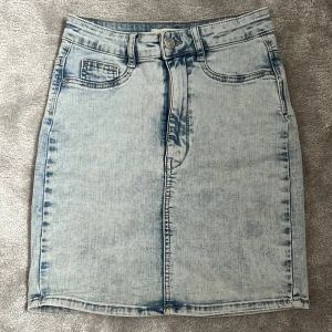 Jeanskjol  - Jeanskjol från Gina Tricot i modellen Molly. 