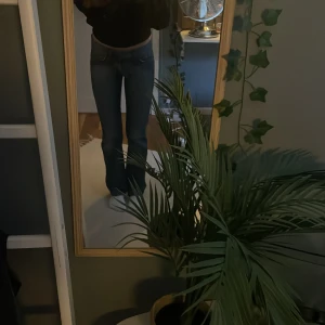 Straighta/ lågmidjade jeans !! (Pris kan diskuteras) - Nu säljer jag dessa jeans då dom inte längre kommer till användning.  De är i fintskick och har inga defekter. 🤍 (använt ca 3 gånger)