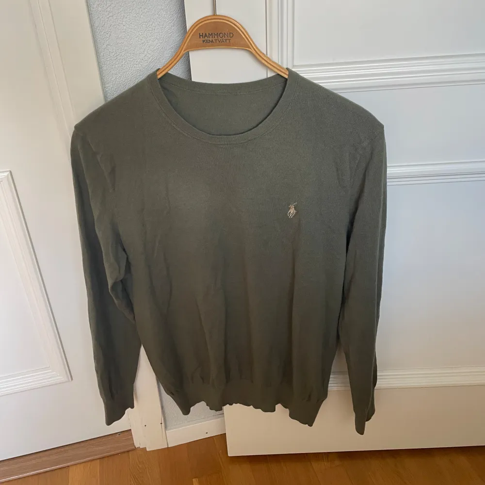 Grön tröja i Kashmirmix från Ralph Lauren. 15% Kashmir. Storlek: S. Skick: 8/10. Nypris: Ca 2000kr. Kontakta oss för fler bilder eller info!🙌. Tröjor & Koftor.