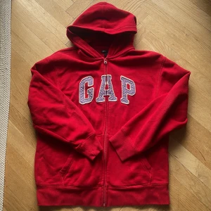 Hoodie - Hoodie från Gap(kids). Det står inte någon storlek på den men jag skulle nog säga att den är i storlek S-M. Som man ser på bilden har den några få hål på ena fickan.  Skriv för fler bilder!! 