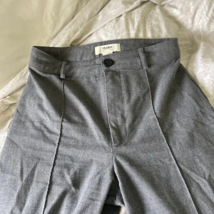 Grå kostymbyxor - Fina kostymbyxor från pull and bear som inte kommer till användning 🩷