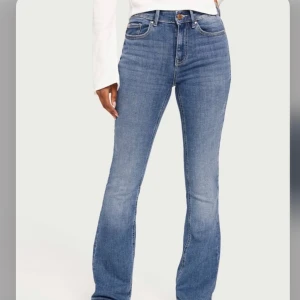Flare jeans - Snygga flared jeans från vero moda i som tyvärr är för små för mig, bra skick 🩷