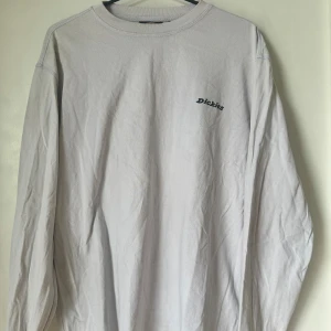 Dickies långärmad  - Långärmad tröja från dickies, lite loose-fit. Fint skick.