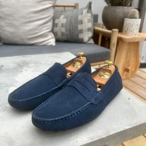 Mörkblå Loafers - Säljer dessa riktigt snygga loafers som aldrig är använda, de är i storlek 43, på köpet får med ett litet skohorn. Hör av dig vid fler frågor😃