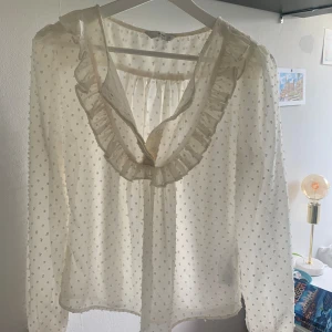 Blus med volang  - Supersöt blus i mesh. Passar stl xs/s