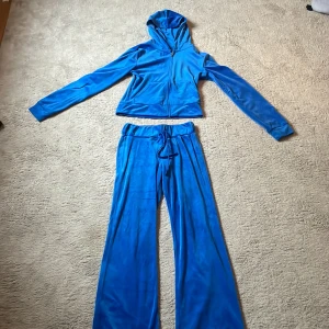 H&m set  - Mysigt h&m set. Man kan köpa byxorna och tröjan separat men tillsammans är snyggast använda ungefär 2 gånger. Använder inte för att jag inte tycker jag passar i blå. Storlekarna är tröja: S byxor: xxs men byxorna är väldigt långa. 95 styck (delarna)