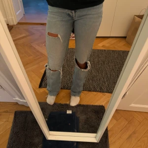 Midrise jeans - Säljer dessa så snygga midrise jeansen från Zara!💞