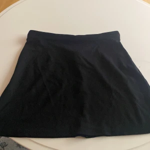 Svart kjol - En svart kjol med dragkedja bak! Är från H&M. Nypris- 249kr