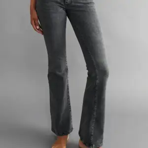 De är svarta perfect jeans från Gina trico ny pris är 500kr men jag säger de för 200kr. De är från vuxen avdelningen och är i stolen 40. Jeansen är i jätte bra skick och är inte använda mycket anledningen att jag vill sälja de är att de är för stora.