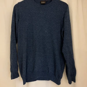 Oscar Jacobson tröja - En tunn stickad tröja från Oscar Jacobson. Extremt sparsamt använd och i en väldigt snygg färg. Köpt för 1200kr vilket är ordinarie pris. Hör av er vid eventuella frågor!