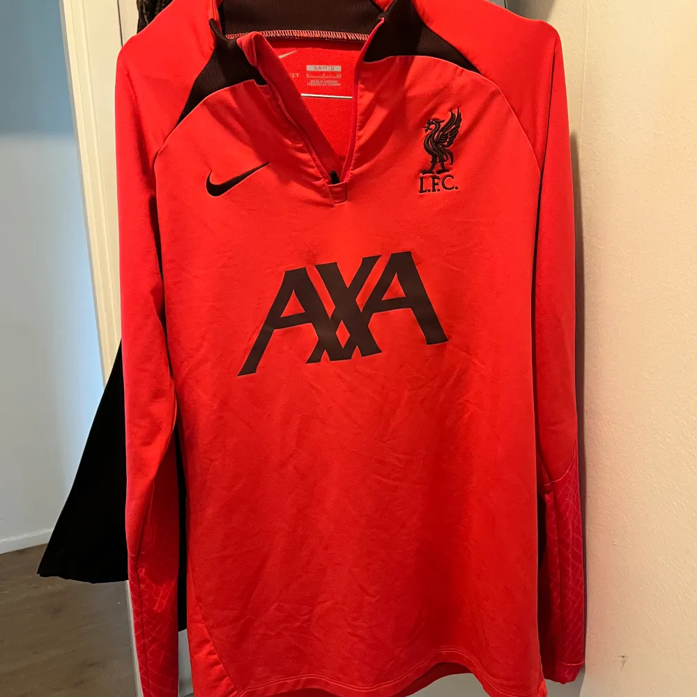 En skön Liverpool tränings tröja som är fläckfri och perfekt nu inför sommaren. Använd ett par gånger men nu ligger den bara i garderoben och inte har någon nyttat. . Hoodies.