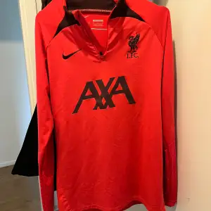 En skön Liverpool tränings tröja som är fläckfri och perfekt nu inför sommaren. Använd ett par gånger men nu ligger den bara i garderoben och inte har någon nyttat. 