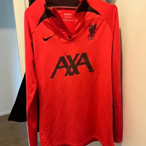 Liverpool tränings tröja  - En skön Liverpool tränings tröja som är fläckfri och perfekt nu inför sommaren. Använd ett par gånger men nu ligger den bara i garderoben och inte har någon nyttat. 