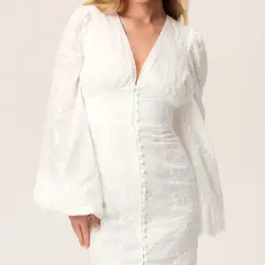 OBS!! PRIS KAN DISKUTERAS. Säljer denna klänning från adoore som fortfarande har lapp kvar och är endast testad💖kan såklart sälja den för lägre än 1500kr så lägg gärna ett prisförslag 🩷🩷