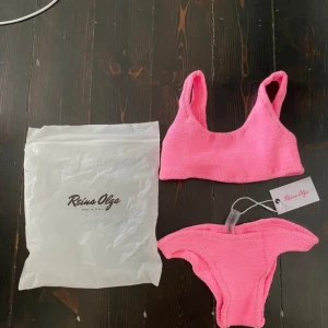 Reina Olga - Ginny Scruch Bikini Set - Reina Olga - Ginny Scruch Bikini Set i färgen Hot Pink  Helt oanvänd med alla prislappar på.  Nypris 1749kr  