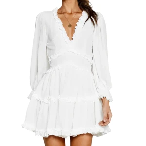 Studentklänning  - Vit super söt klänning men beställt 2 🐣🐣 Perfekt till student o sommar!!! 💕 Pris kan diskuteras !