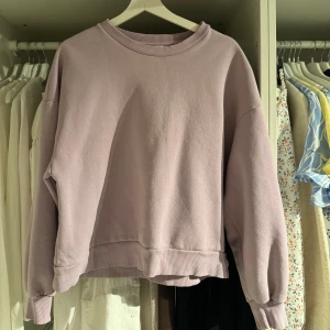 Lila tröja  - Jag säljer denna fina lila tjock tröjan från Gina tricot✨ Skulle säga att storleken är mer S✨ Skriv för fler bilder🩷