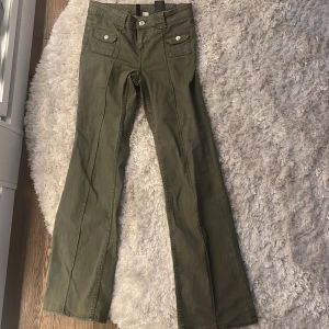 Gröna hm byxor  - Säljer mina hela byxor från hm. Det kommer ej till användning längre. Inga skador eller annat. Strl 36. Nypris 600kr