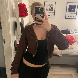 Croppad hoodie  - En croppad hoodie i strl M. 