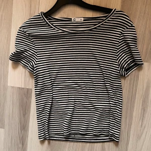 Randig t-shirt - En fin randig t-shirt som inte kommer till användning längre ☺️❤️