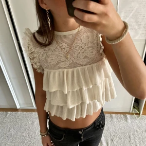 Zara topp - Trendig topp med volanger från Zara, går inte att köpa längre. Aldrig använd. (lånade bilder) 🌟