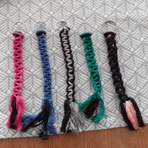 Makrame nyckelring  - Säljer makrame nyckelringar för 15 kr/st. Kan göra på beställning med valfria färger! Kan fraktas för 16kr🥰