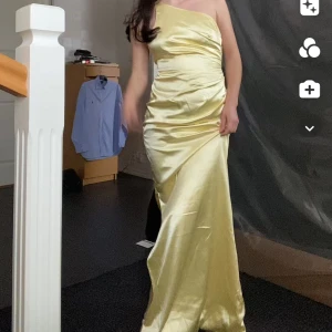 Gul satinklänning💛 - Nicole Falciani x Bubbelroom satinklänning, superfin gul färg! Storlek 34 (slutsåld!)  Fler bilder går att få 😊 Den har lite fläckar fram till men syns bara i vissa ljus! 