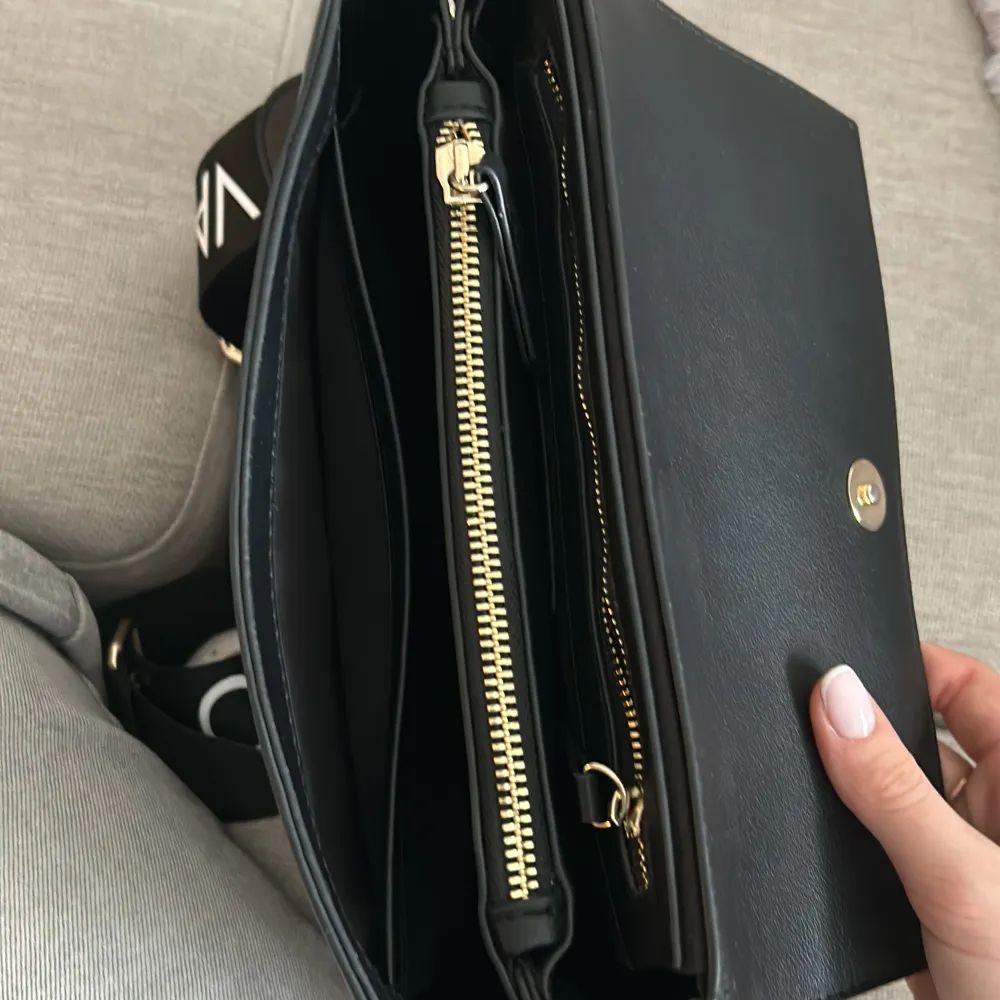 Hej! Jag säljer min Valentina handväska som jag har använt i ett och ett halvt år. Skriv i dem för mer information.. Väskor.