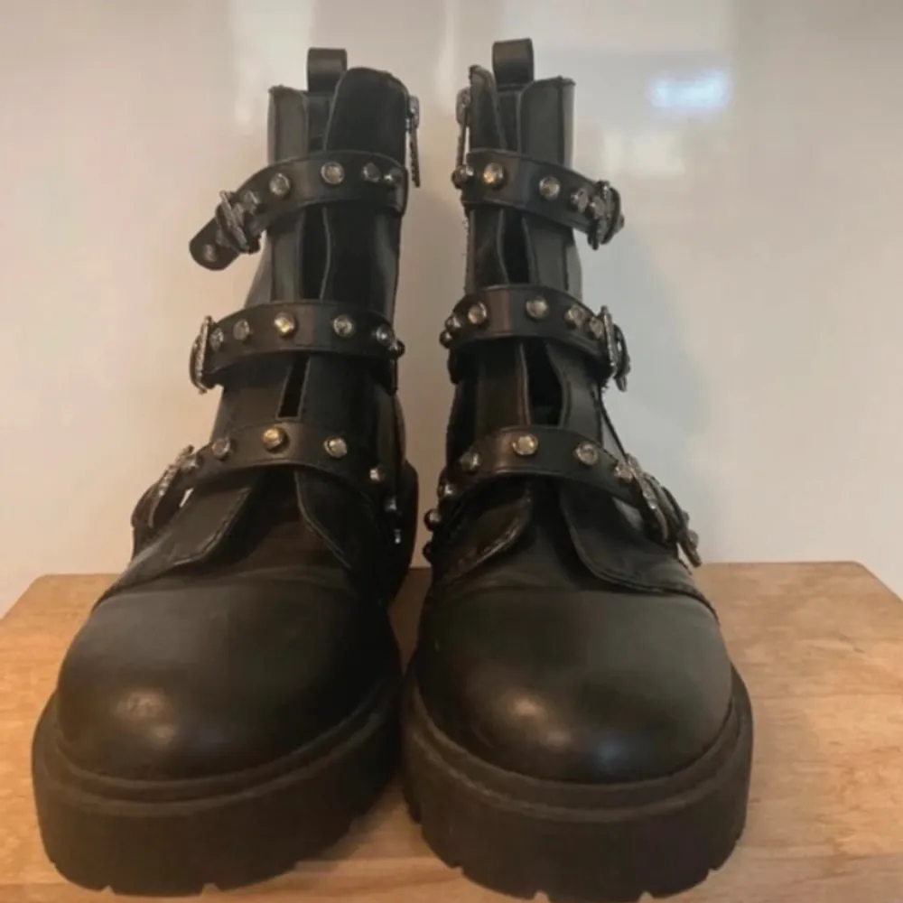 Guess boots in size 41. True to size.  Used only a few times, perfect condition. Bought on Zalando for 1600kr (still have the receipt).  Selling because I am moving and cant bring all my shoes with me :) . Skor.