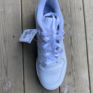 Helt nya Adidas skor - Ett par jättefina skor nu till sommaren, sprillans nya rivalry low då det blev helt fel storlek, passar både dam och herr, nypris 1250kr. Skriv för flera bilder eller frågor. Skorna skickas i original kartong då inget är slängt då vi bara testat🌸💕