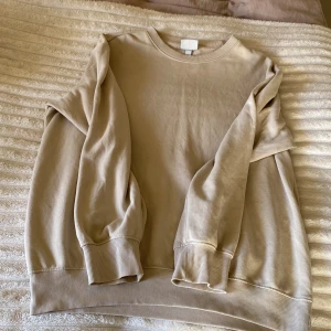 Sweatshirt  - Jättefin oversized sweatshirt som tyvärr inte kommer till användning då jag har många beiga sweatshirts 
