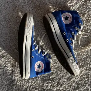 Ett par blåa vintage converse! Superfina i färgen! Väl använda, men hela och funkar bra!