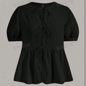 Superfin Blus  - Säljer denna superfina blusen från Shein som tyvärr är för stor. Aldrig använd med lappen kvar. Jättefint mönster på tyget som syns på bild 3! 💕Stor i storleken 🌸Köparen står för frakten