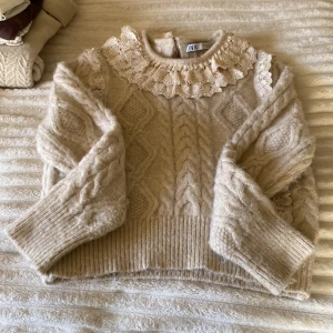 Zara stickad tröja  - Helt oanvänd som inte går att köpa längre! Passar någon mellan xs-m. Jättefin och väldigt varm 