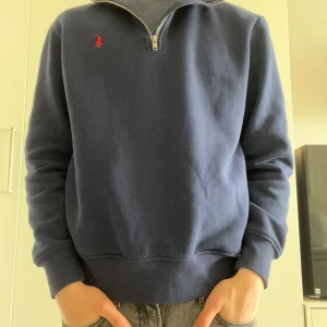 Halfzip Ralph lauren - Säljer denna halfzip från Ralph lauren då den knappt används längre. Inga defekter eller skador finns på tröjan och den är i storlek S.