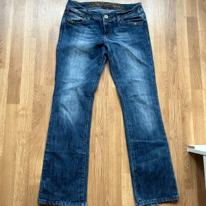 Utsvängda lågmidjade jeans  - Jeans från Denim by soccs, comfort fit. 