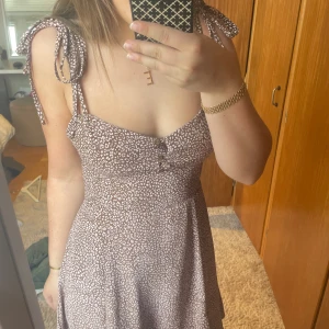 Fin klänning  - Otroligt vacker klänning! Perfekt nu till sommaren! Strl XS från Zara i nyskick 💗