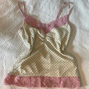 Spetslinne - Gulligt linne med spets och prickar💕💕finns en litenliten fläck på insidan av linnet men som inte syns 
