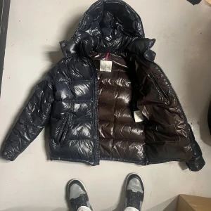 Äkta Moncler maya - str small (1) okej skick, avsaknad serie plus små defekter ( bilder på detta fås i pm) .Äkthetstestad och godkänd! köpt i andrahand så har ej kvitto.  