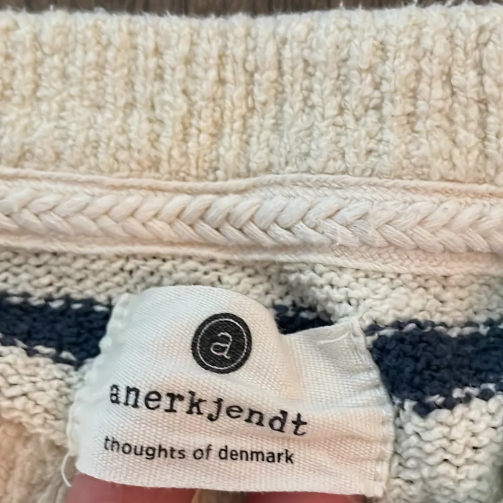 Snygg vit/blå randig tröja från danska märket Anerkjendt.  Storlek large i regular fit . Tröjor & Koftor.