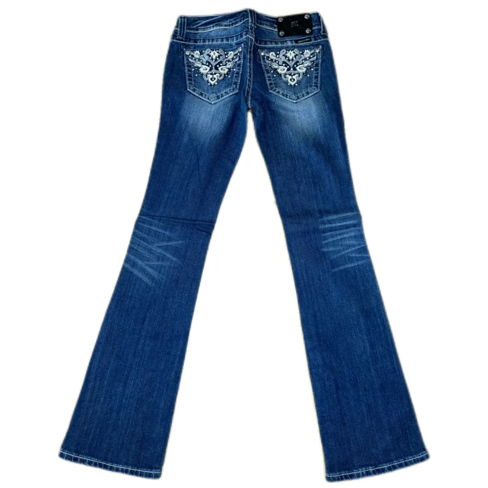 Miss Me jeans i modellen ”JW5410B2/boot” midjemåttet rakt över är 38cm. Ytterbenet 105cm och innerbenet 85cm. Jeansen är som helt nya. Kontakta vid intresse!. Jeans & Byxor.