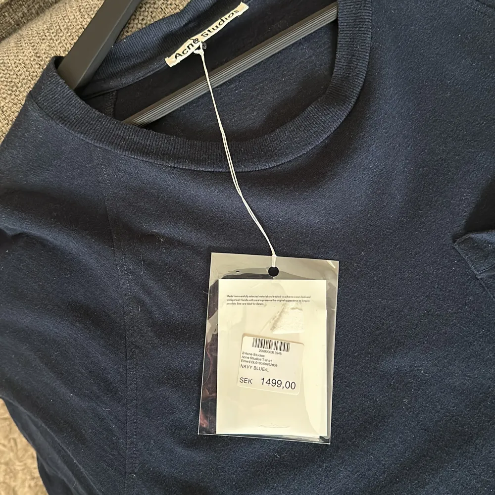 Acne studios T-Shirt Storlek L  Oversize Nypris 1499 Mitt pris1100 Oanvänd med tagg kvar. T-shirts.