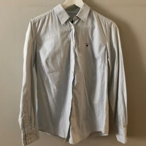 Gant skjorta - Gant skjorta i nyskick! Endast använd ett fåtal gånger 