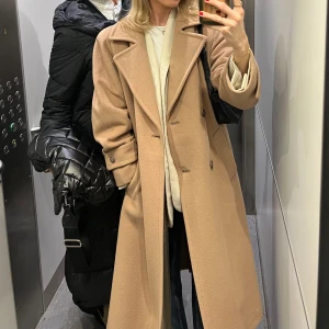 Kappa - Superfin oversized kappa köpt på myrorna  Ett litet hål i ena innerfickan, annars i gott skick  75% ull // 25% kashmire  Märke: Fougstedts