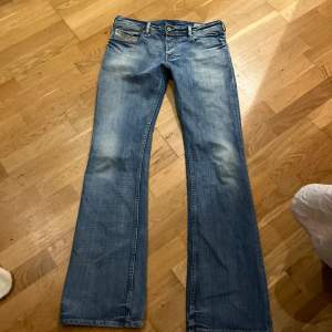 Utsvängda diesel jeans i bästa jeansfärgen😍