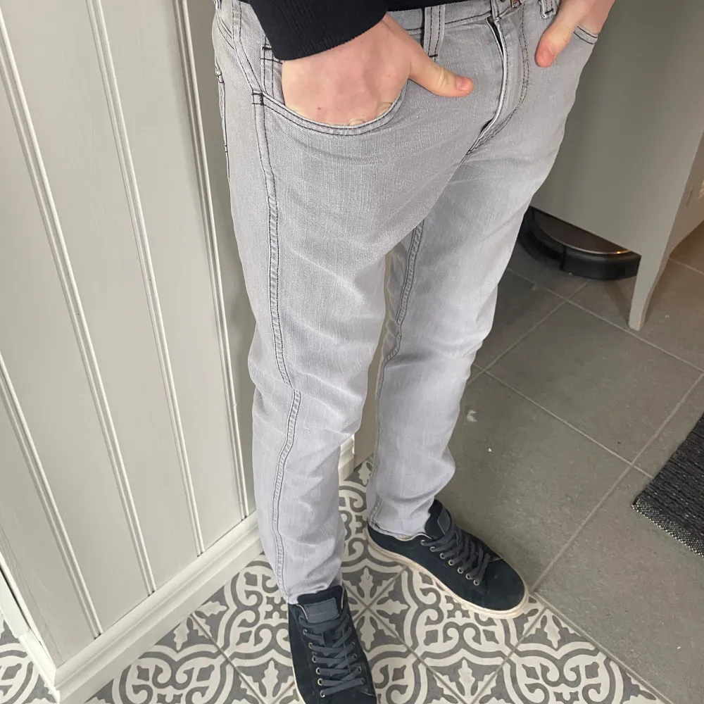 Sköna Levis jeans i väldigt nice färg och bra passform. Modellen på bilden är ca 183 cm. Jeansen är väldigt fint skick. Kontakta oss för fler frågor och funderingar!. Jeans & Byxor.