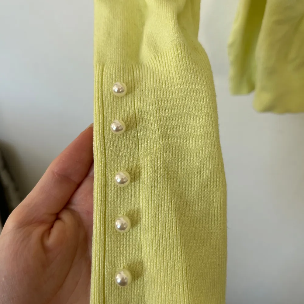 Jätte söt tröja jag köpte på tradera med lap kvar tycker den va för gul grön för min smak men valde spara den där av ingen lap kvar aldrig använd testad och tvättad.💚💛🌻Storlek: S Jag köpte den för 150kr. Tröjor & Koftor.